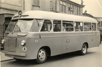 404733 Afbeelding van de Diamond-T autobus nr. 22 (serie 22-26) van het G.E.B.R.U. op het Stationsplein te Utrecht als ...